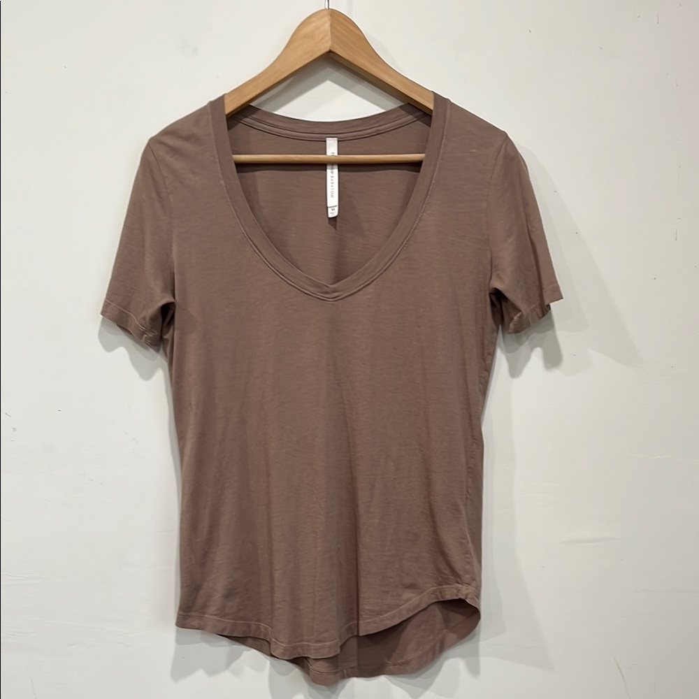 Aritzia Babaton Vneck Foundation short sleeve tee top in Deep Taupe Oversized XS - Picture 2 of 8